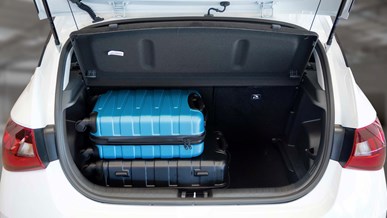 To kufferter i bagagerummet på Hyundai i20