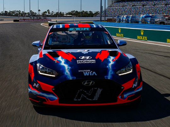Hyundai N motorsport racerbil på racerbane
