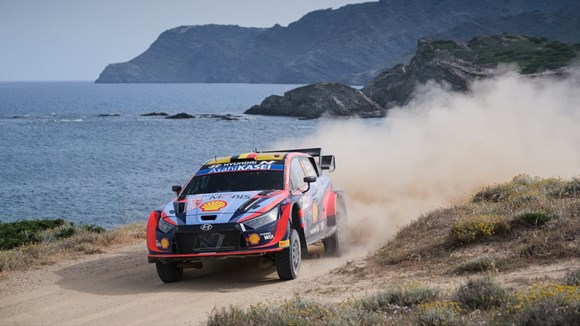 Hyundai i fuld action langs vandet i en afdeling af World Rally Championship.