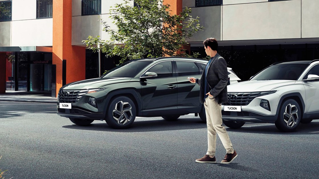 Hyundai sikkerhedsoversigt TUCSON kører ud af parkering