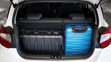 To kufferter i bagagerummet på Hyundai i10