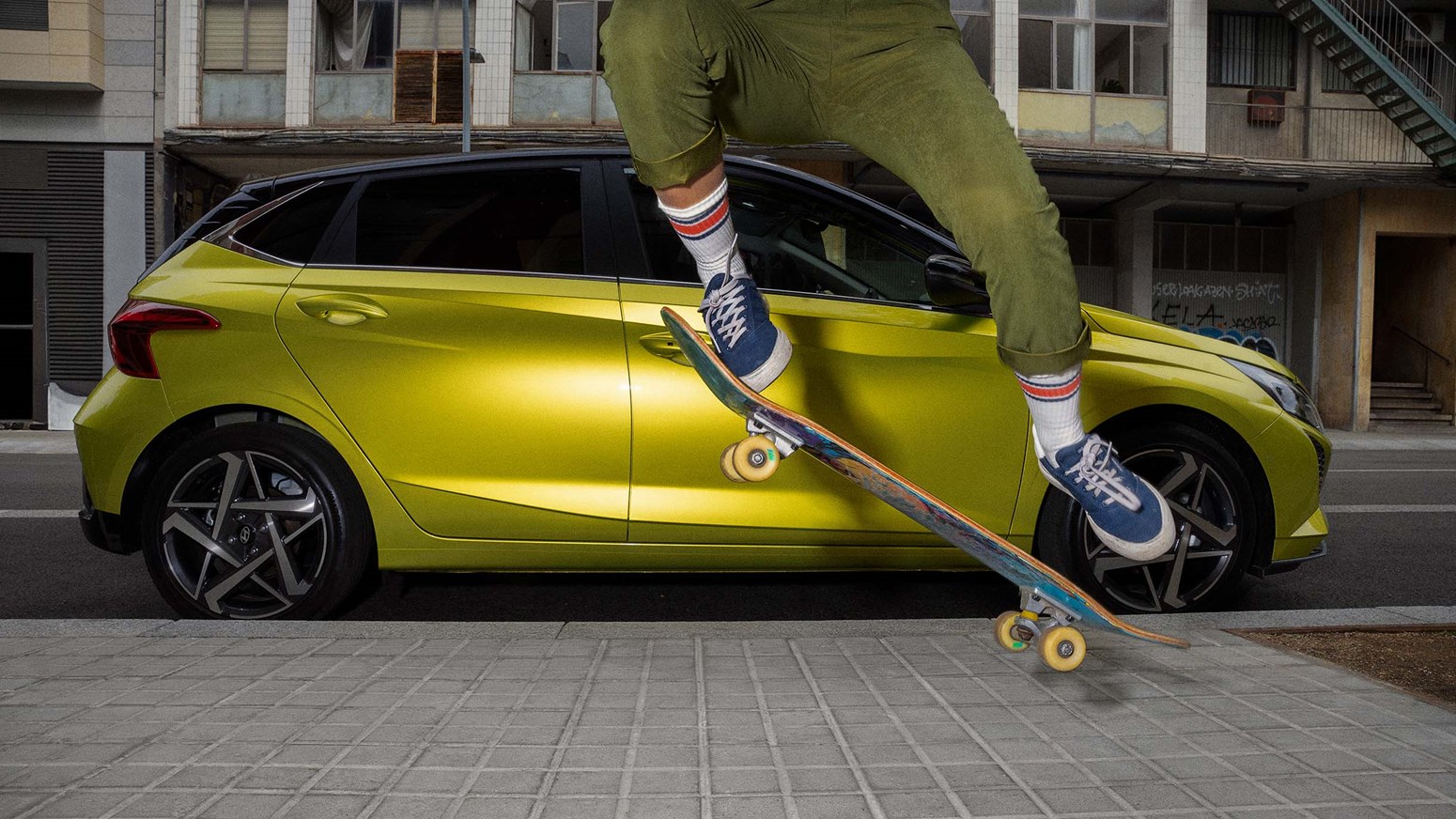 Person laver tricks på skateboard foran Hyundai i20