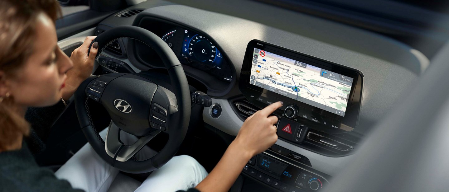 Hyundai LIVE Service kvinde trykker på gps på touchskærm i bilen 