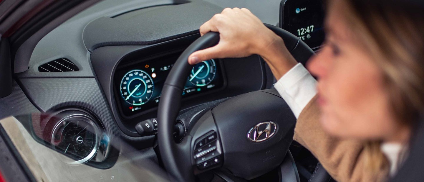 Kvindelig fører af Hyundai som erhvervsbil 