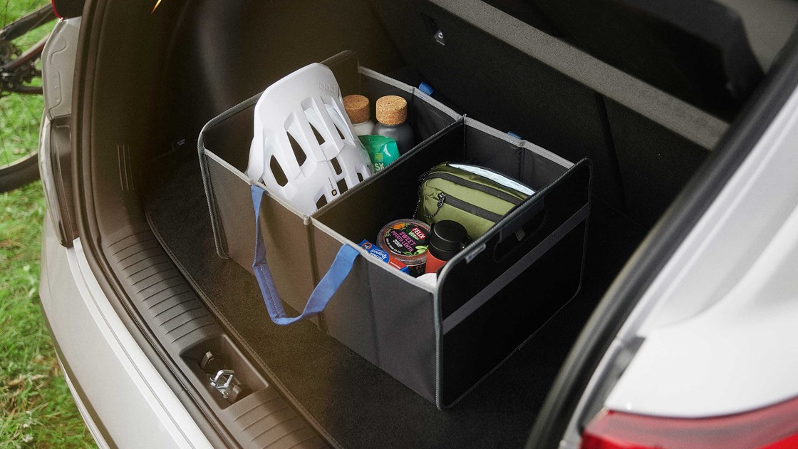 Foldbar taske med blandet indhold i bagagerummet på Hyundai