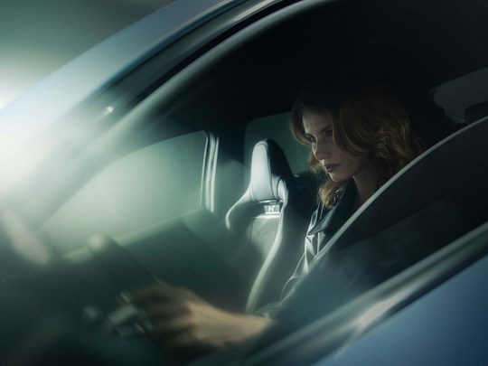 Kvinde kører i erhvervsleaset Hyundai IONIQ 5 N