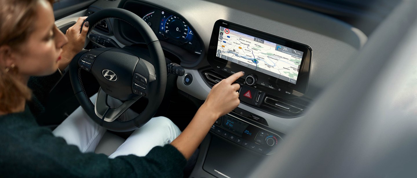 Hyundai i30 bilejer trykker på touchskærm 