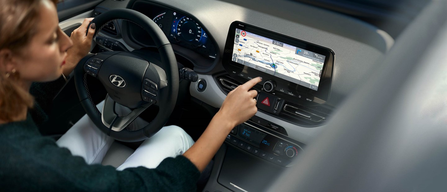 Hyundai i30 bilejer trykker på touchskærm 