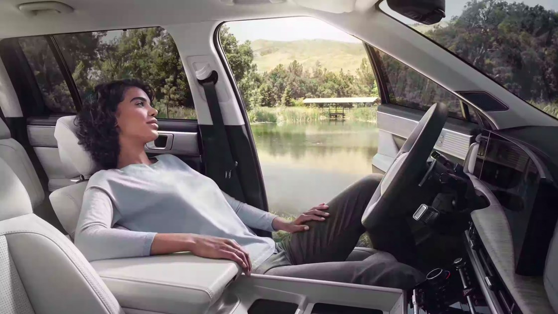 Kvinde slapper af med tilbagelænet forsæde i Hyundai SANTA FE.