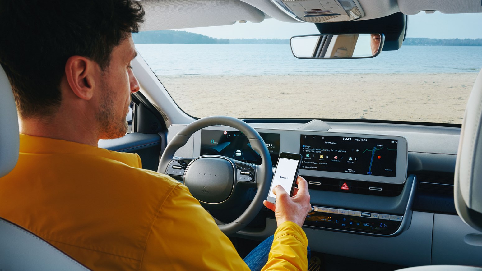 Mandelig fører på førersædet af Hyundai IONIQ 5 benytter Bluelink appen 