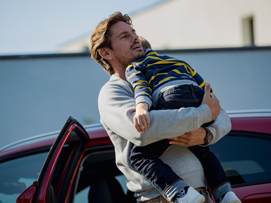 Hyundai mand løfter sin søn ud af bilen