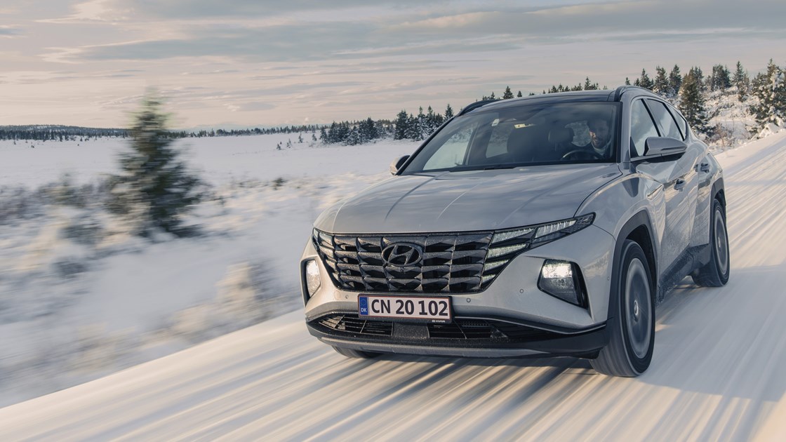 Hyundai TUCSON kørende på snefyldt vej 