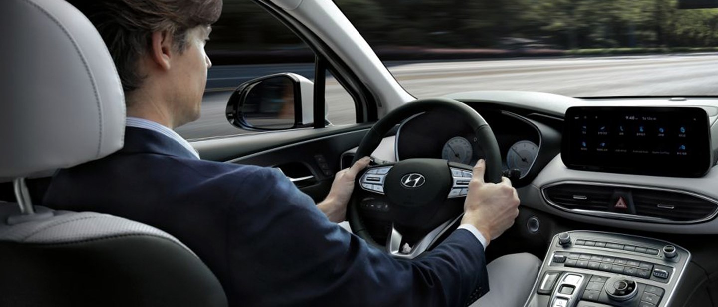 Mand kører i Hyundai SANTA FE Plug-in Hybrid