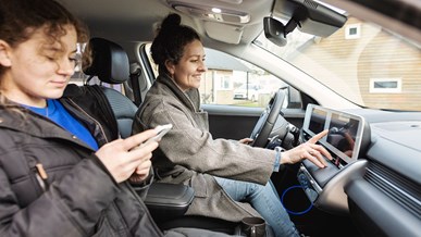 Kvindelig fører benytter touchskærm i Hyundai IONIQ 5
