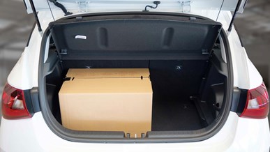 Papkasse i bagagerum på Hyundai i20