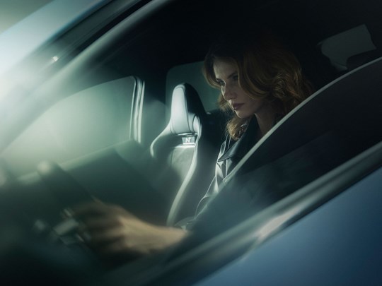 Kvinde kører i Hyundai IONIQ 5 N