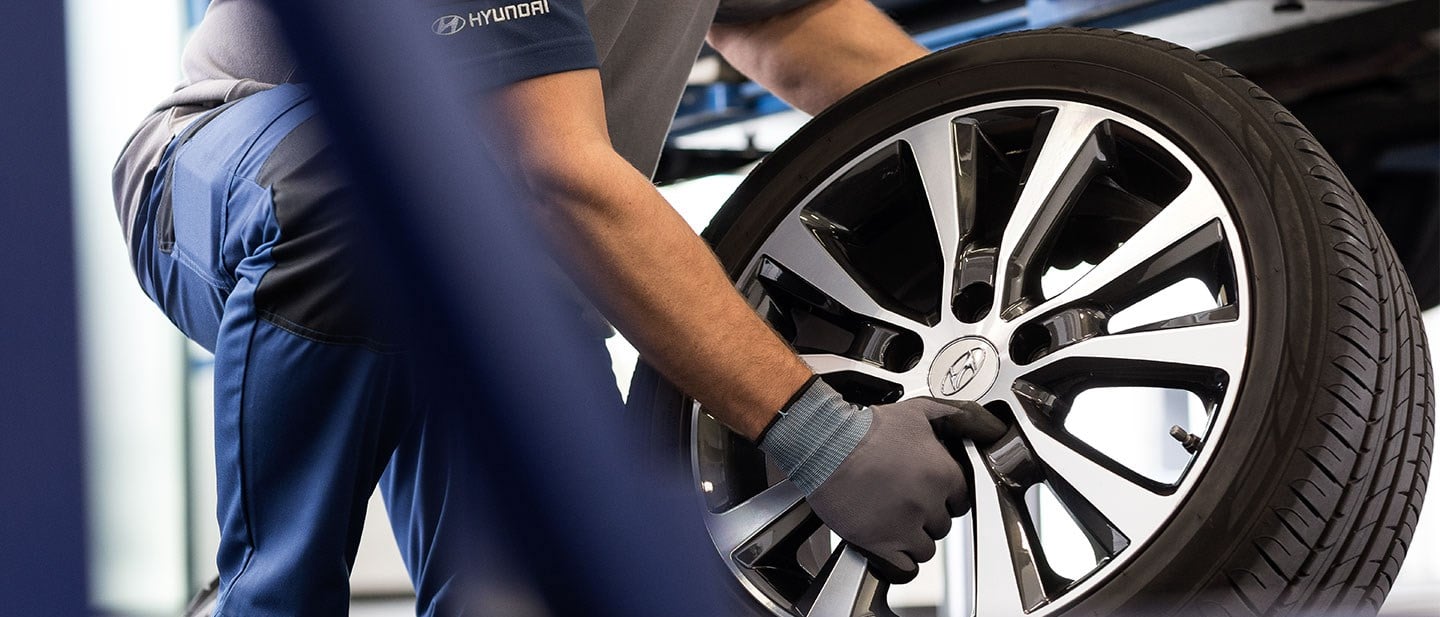 Hyundai-mekaniker skifter dæk på en Hyundai-bil