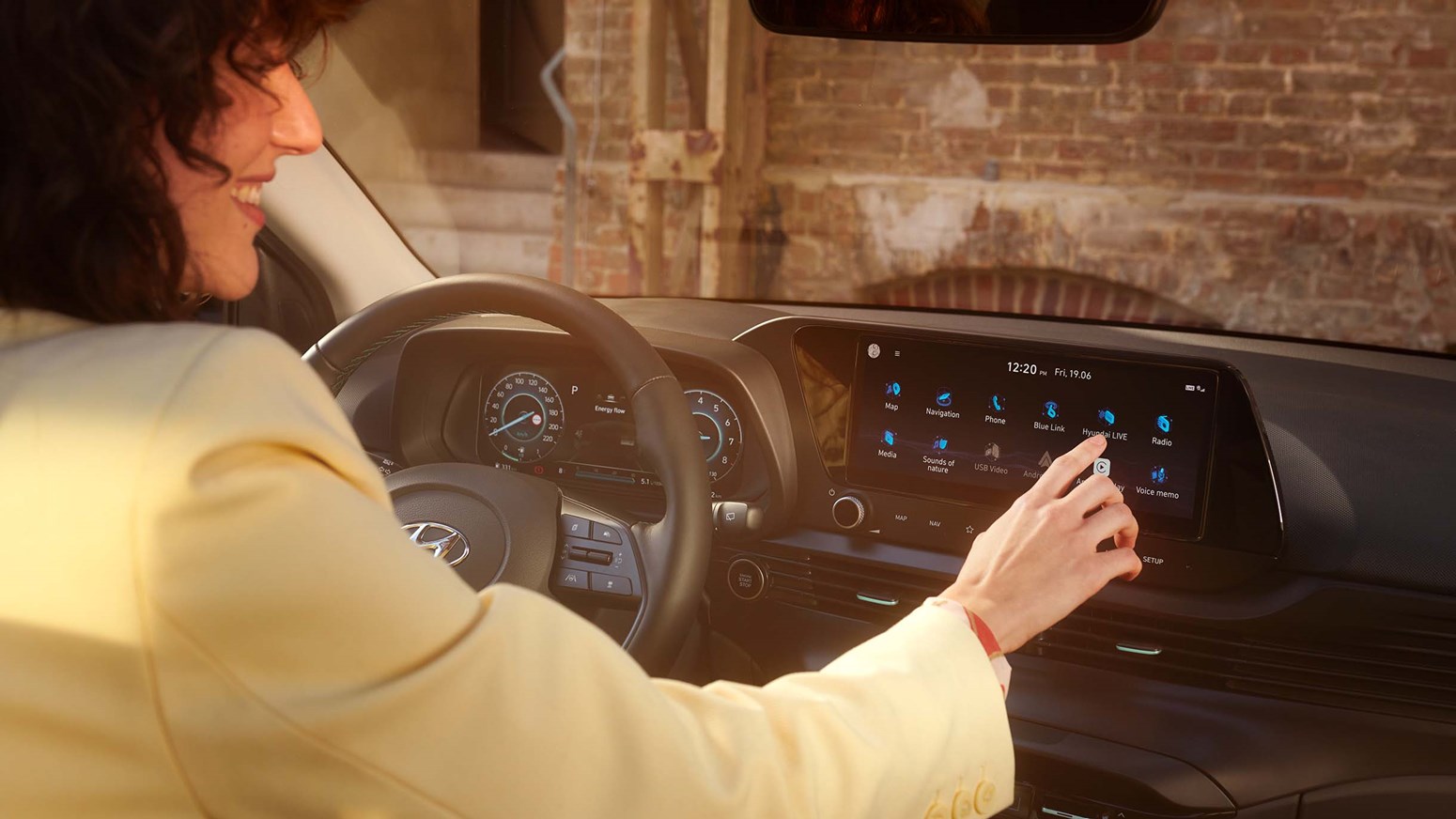Kvindelig fører benytter touchskærm i Hyundai BAYON