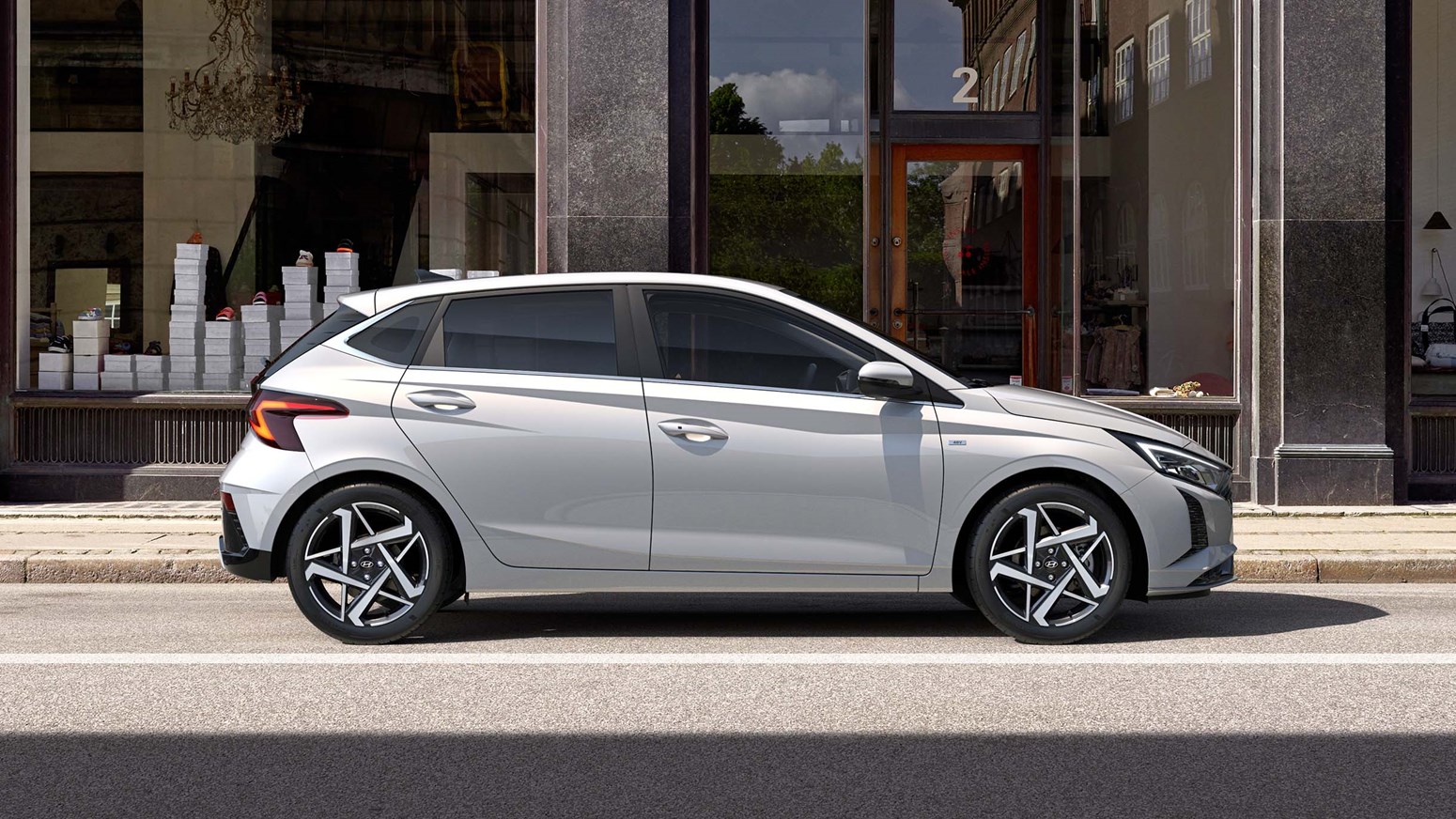 Hyundai i20 set fra siden i lysgrå farve Lumen Grey