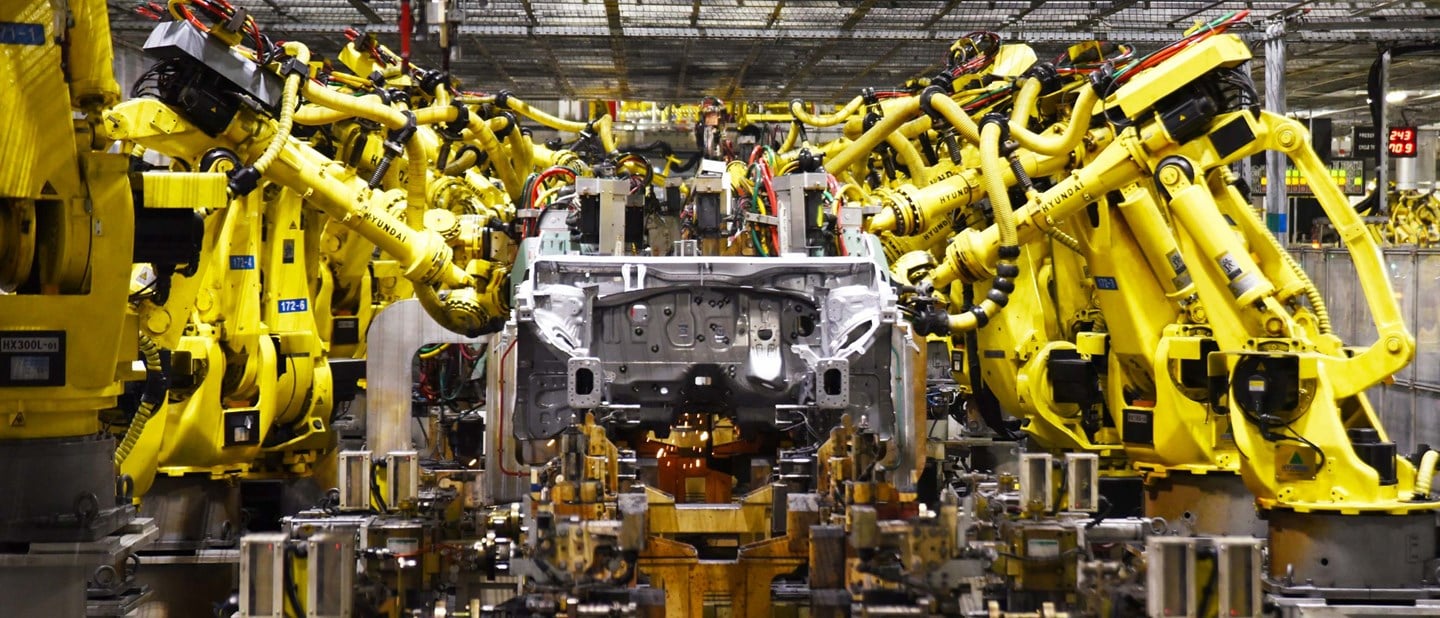 Billede af robotter der samler en bil på en af Hyundais fabrikker i Europa.
