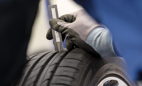 Hyundai-mekaniker måler dæk