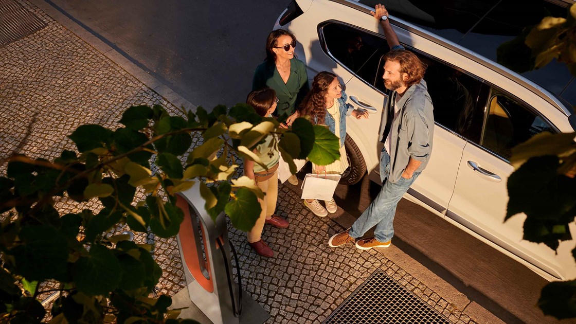 Familie står ved siden af SUV'en Hyundai SANTA FE Plug-in Hybrid