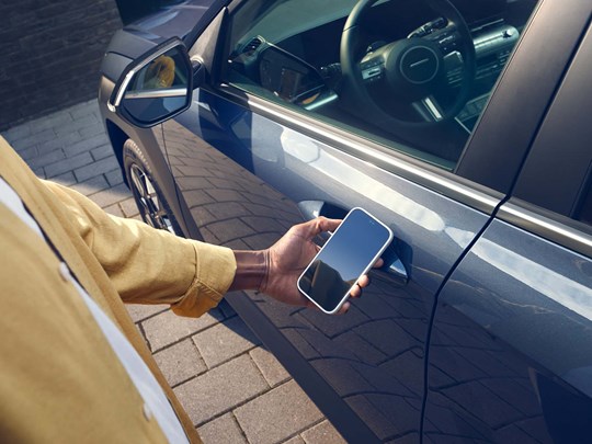 Mand låser Hyundai KONA op med digital nøgle på sin smartphone