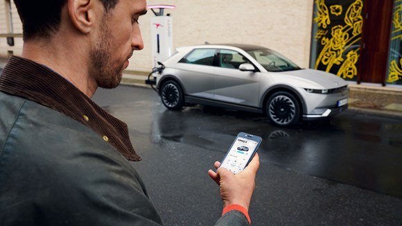 Bilejer tjekker sin bluelink app