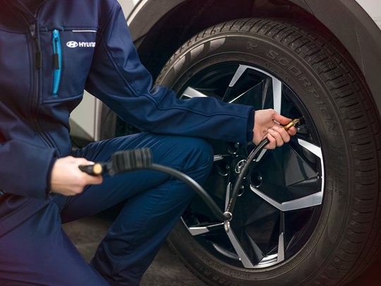 Tjek dæktryk på Hyundai-bil