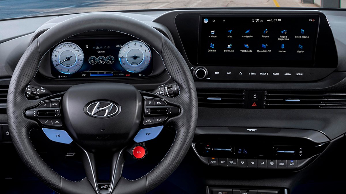 Hyundai i20 N rat med blå syninger og N-knapper til N-funktioner