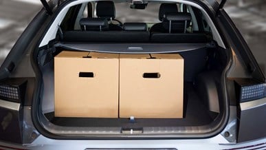 To flyttekasser i bagagerummet på Hyundai IONIQ 5