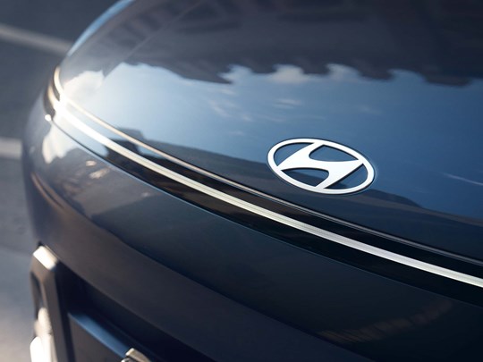 Hyundai KONA front med fokus på Hyundai-logoet