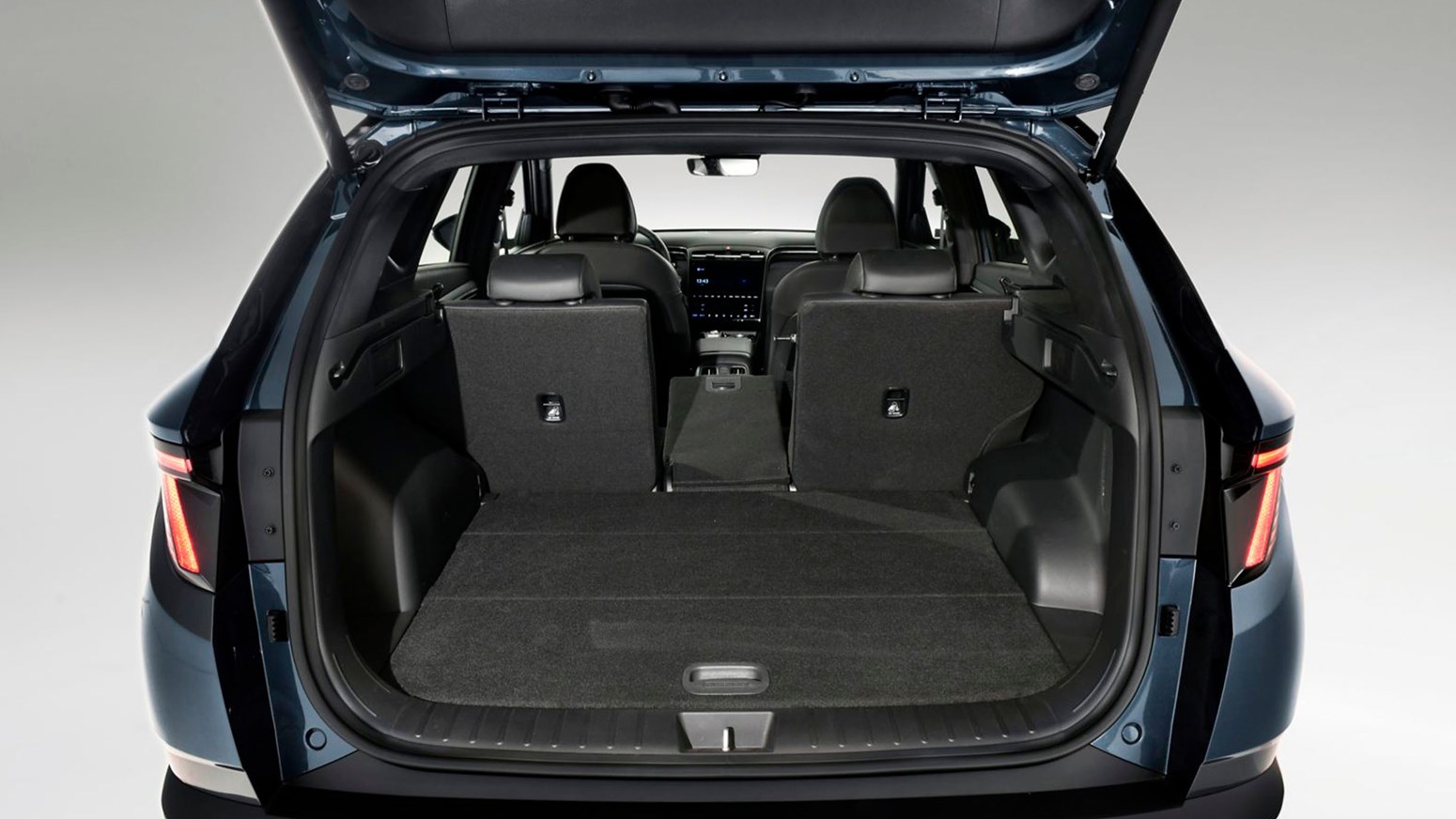 Hyundai TUCSON bagagerum med fleksible splitsæder delvist nedlagt 