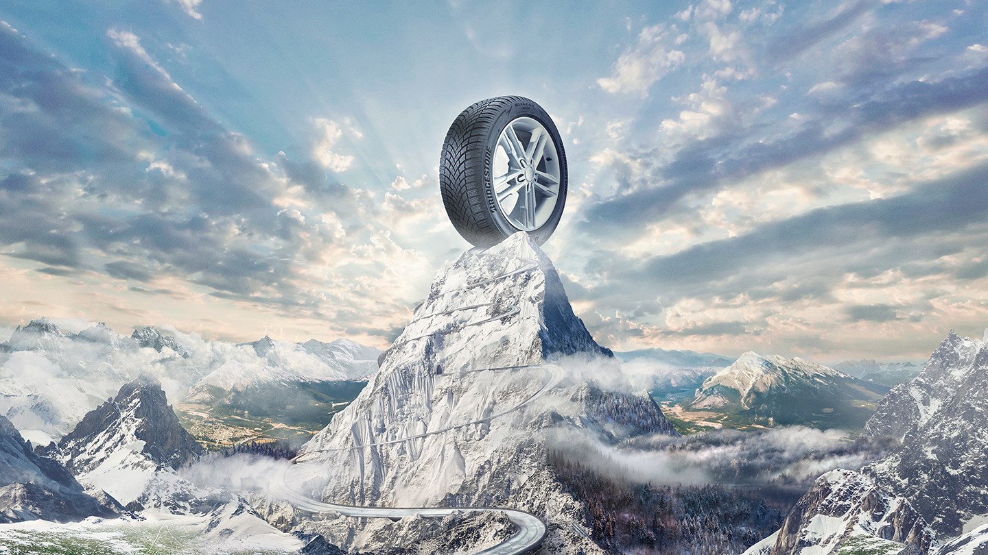 Hyundai bildæk på toppen af bjerg 