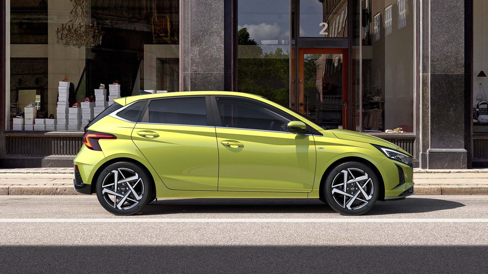 Hyundai i20 set fra siden i den limegrønne farve Lucid Lime