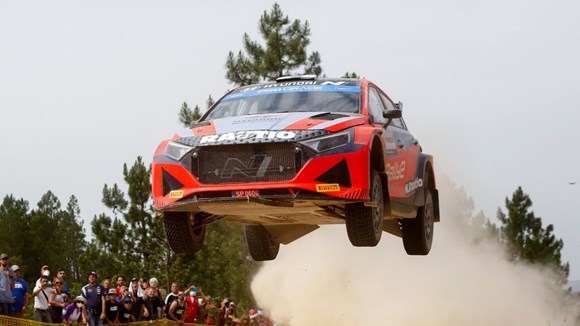 Hyundai er i luften under en afdeling af Rally2.