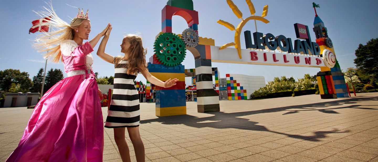 Pige giver high-five til prinsesse foran Legoland Billund 