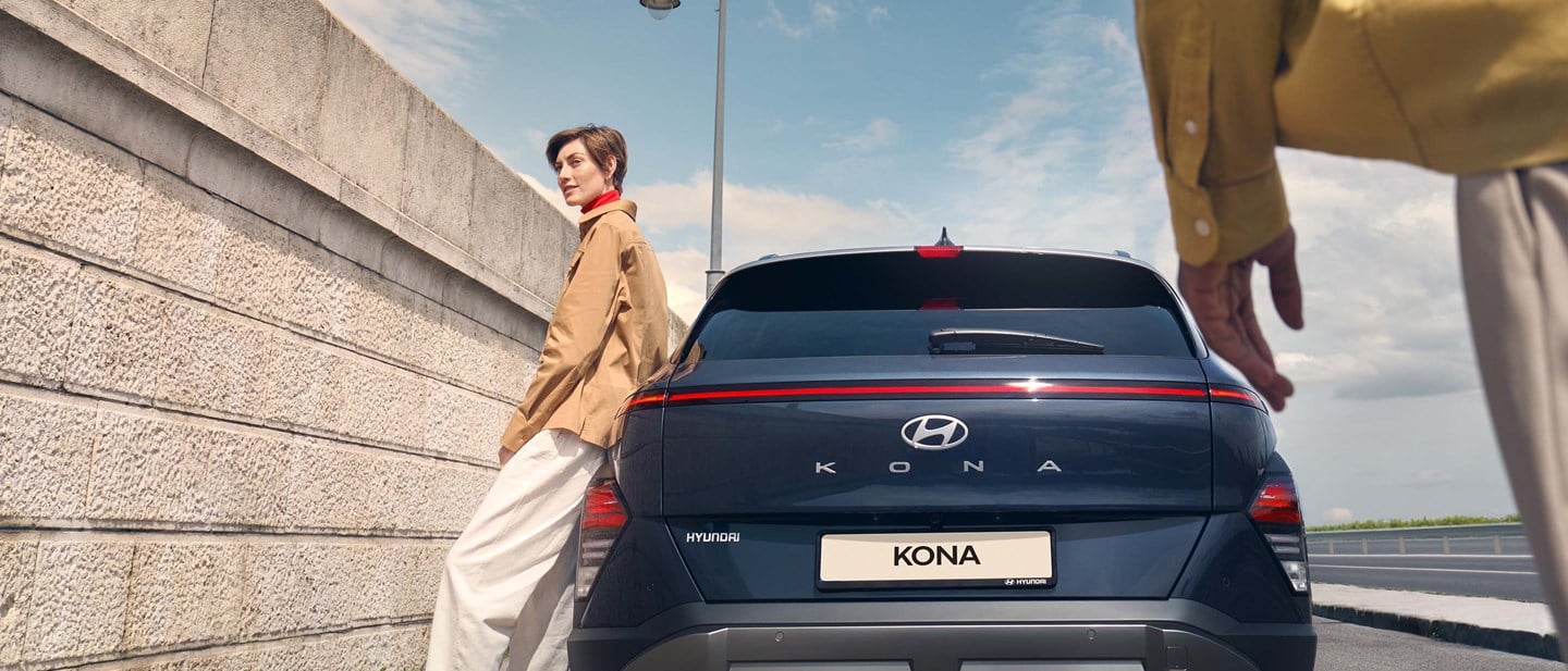 Person læner sig op af Hyundai KONA set bagfra