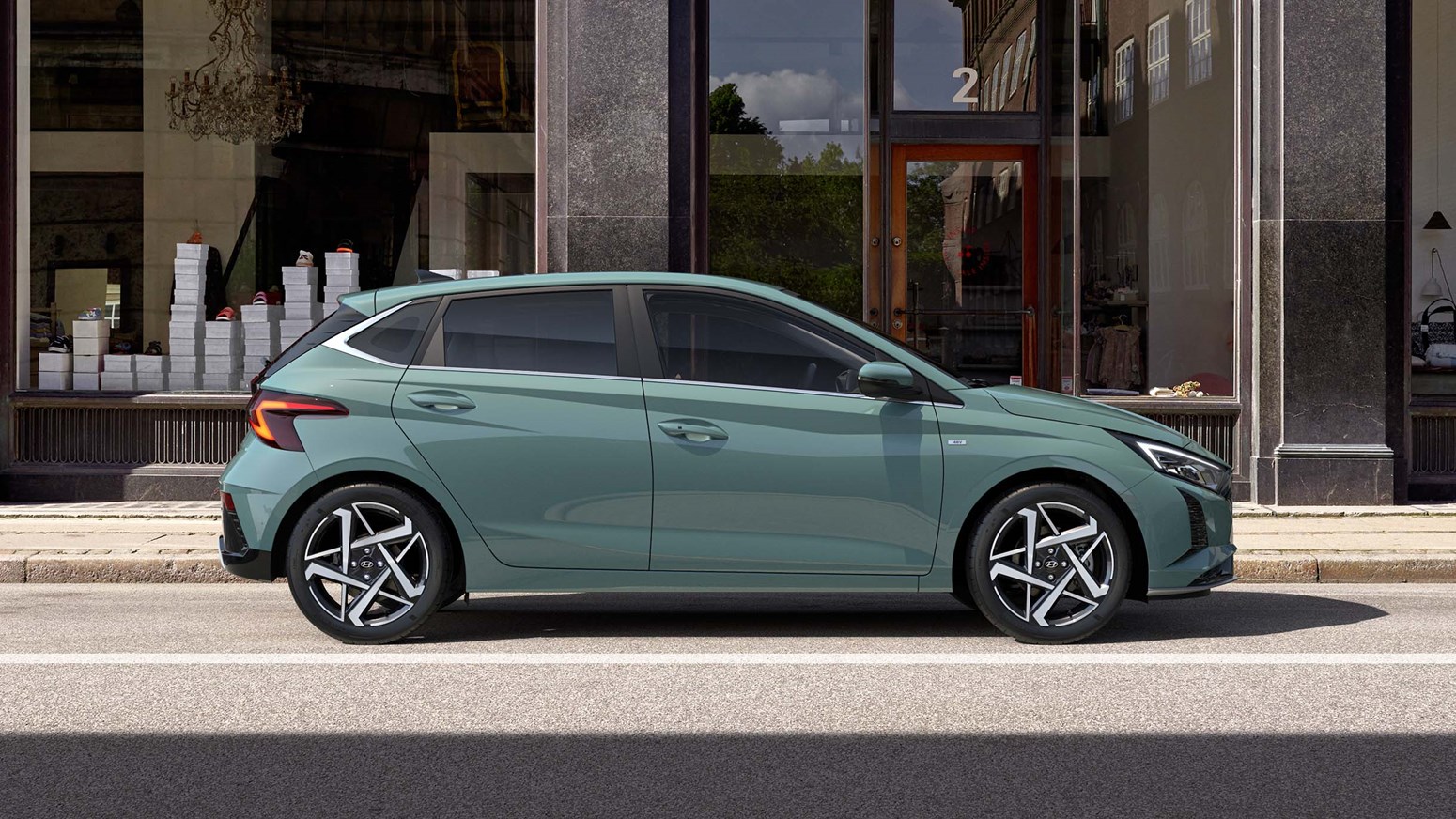 Hyundai i20 set fra siden i den afdæmpede grønne farve Mangrove Green
